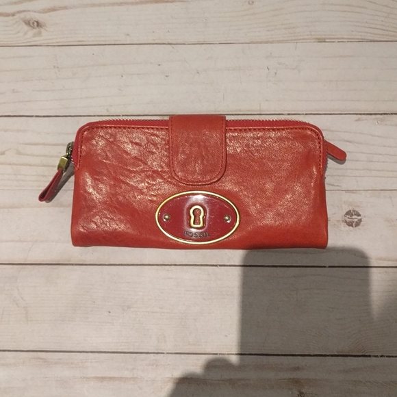 Beautiful red wallet by Fossil πΈππΌ